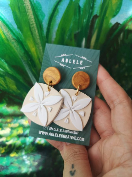 Aolele Tipani square gold and cream earrings